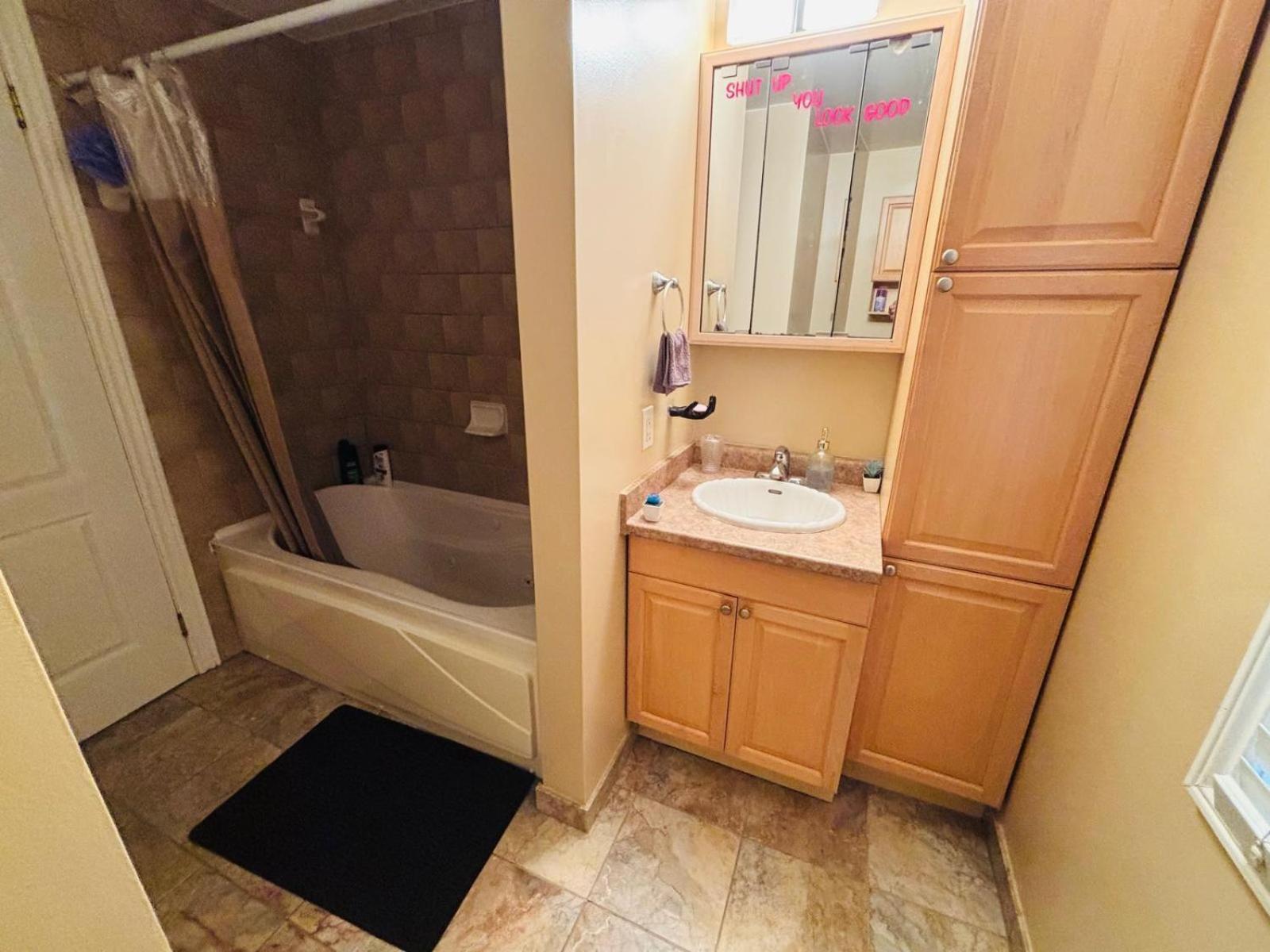 Square One Mississauga Suite- Attached Bathroom, Walking Transit & Plaza Ngoại thất bức ảnh